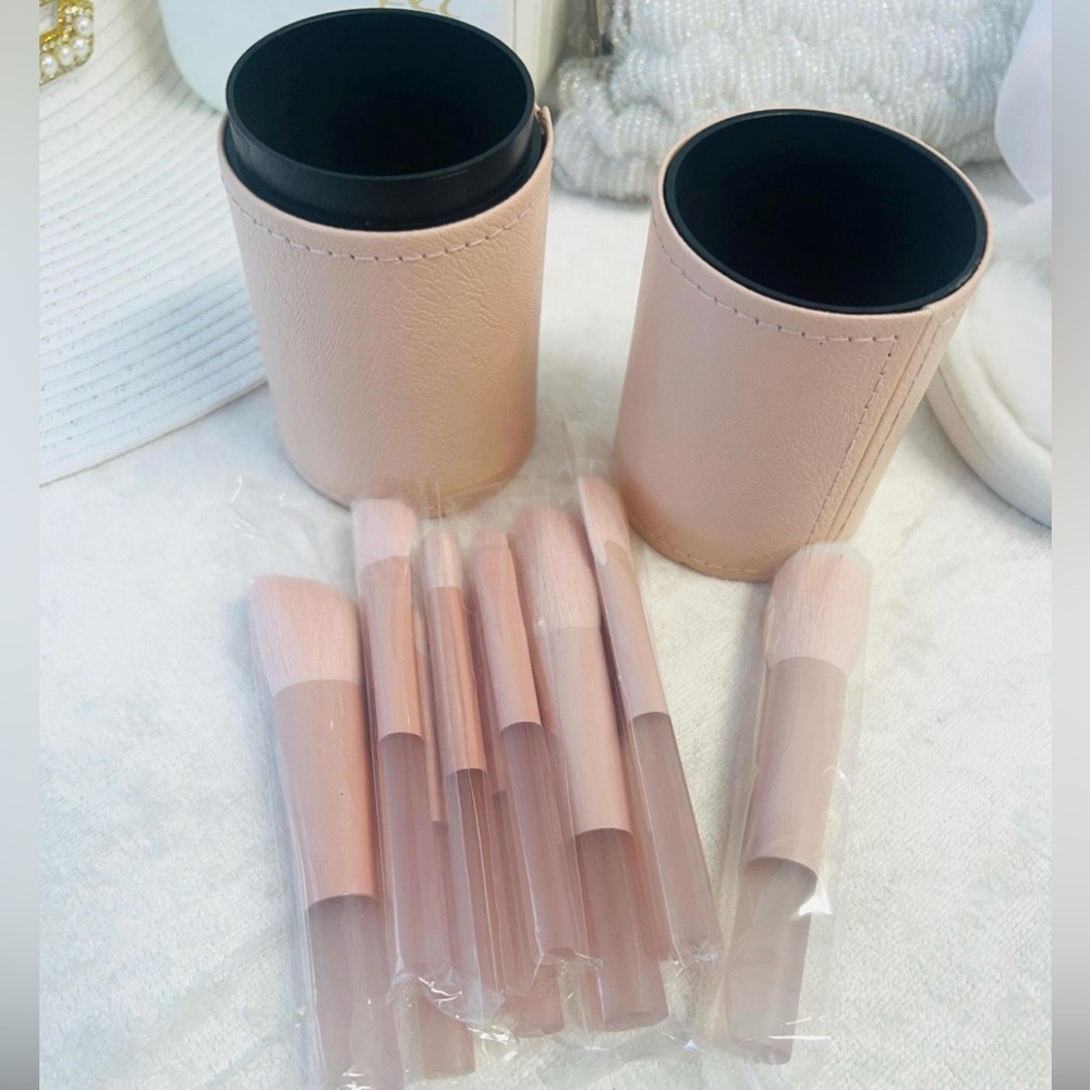 7 Piece Pink Makeup Brush and Storage Set - Picture 4 of 5